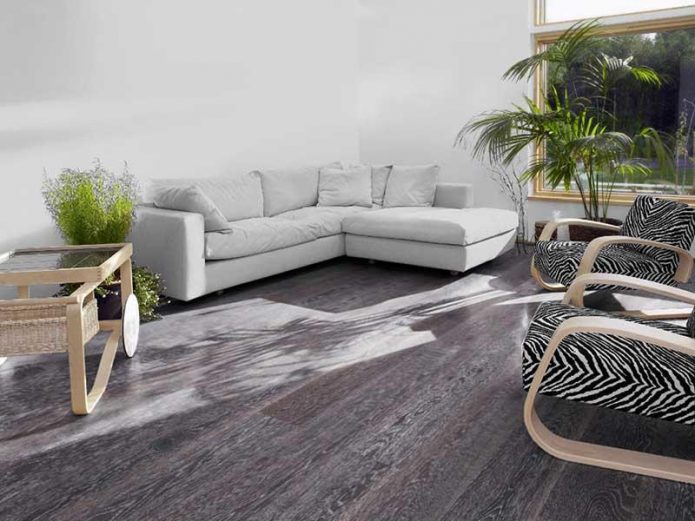 Finition du sol avec une planche de parquet