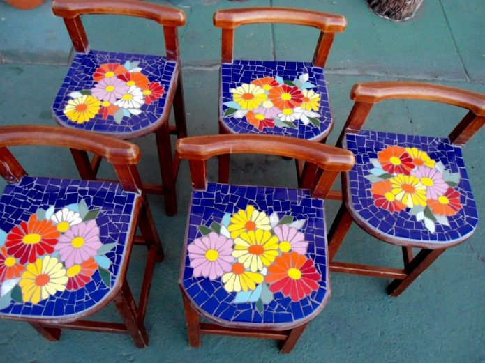 chaises en mosaïque