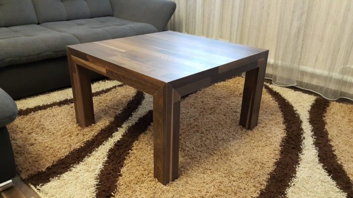 Table en bois dans la chambre