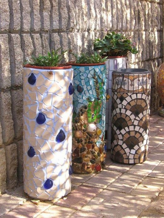 Pots de fleurs de jardin en mosaïque