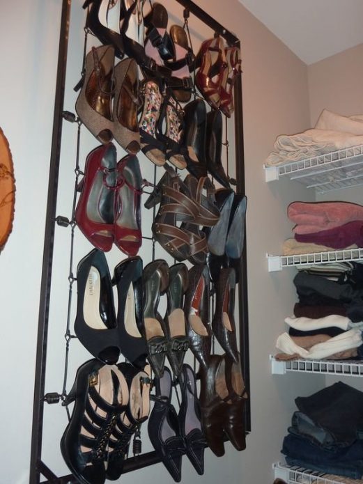 Porte-chaussures d'un vieux lit