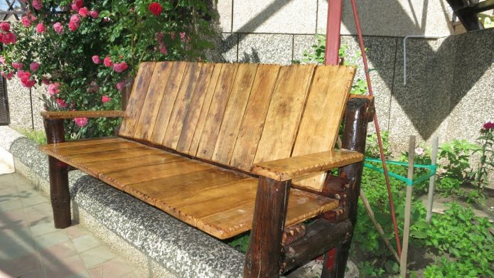 Banc d'anciennes planches et bûches