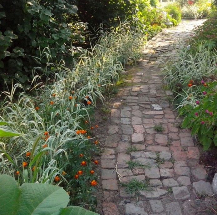 Ancien chemin de jardin en brique