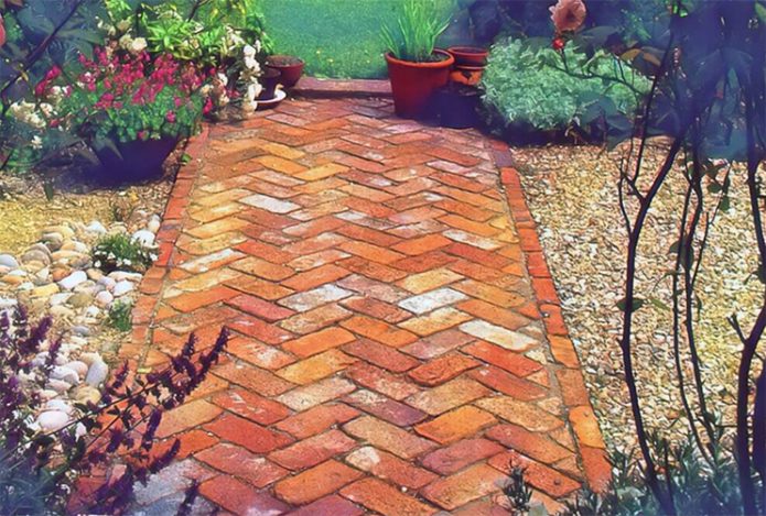 Ancien chemin de jardin en brique