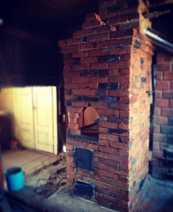 Poêle rustique en brique ancienne