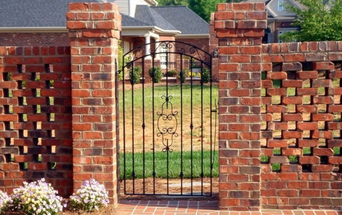 Vieille clôture en brique