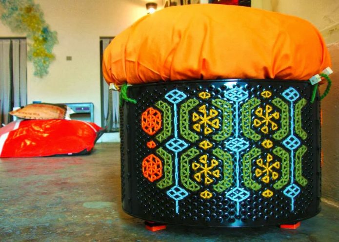 Tabouret rembourré avec tambour