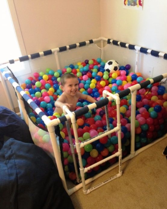 Piscine sèche composée de tuyaux en PVC