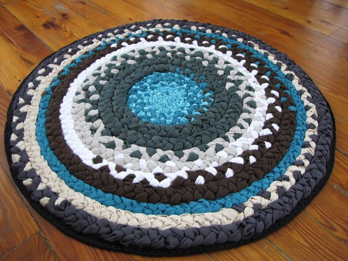 Tapis rond de vieilles choses