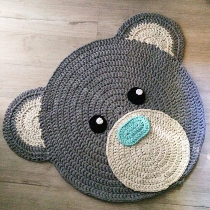 Tapis tricoté en forme d'ours