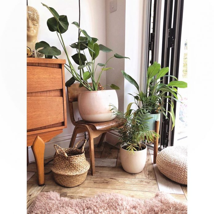 Un vieux support de fleur de chaise