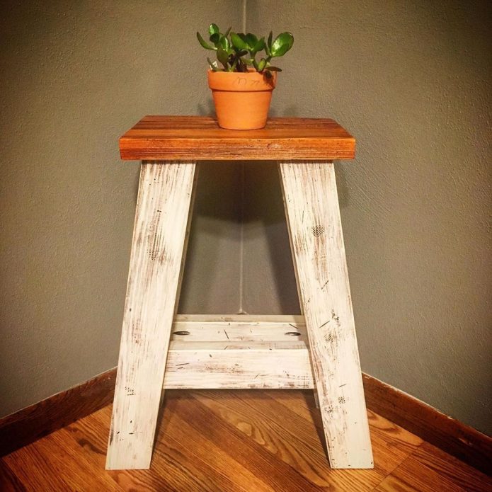 Stand de fleurs d'un vieux banc