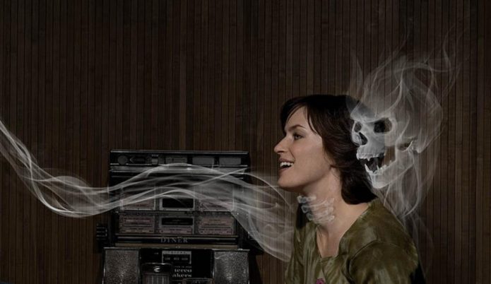 L'essence d'un autre monde tient la fille par la gorge