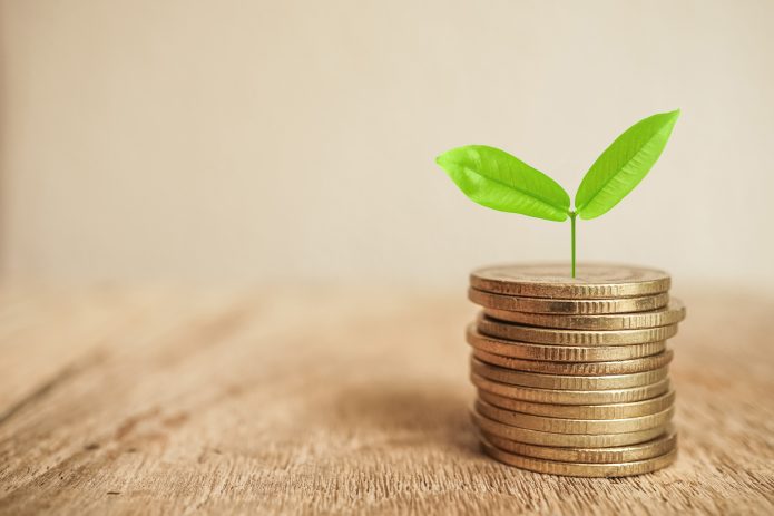 Dépliants verts sur une pile de pièces