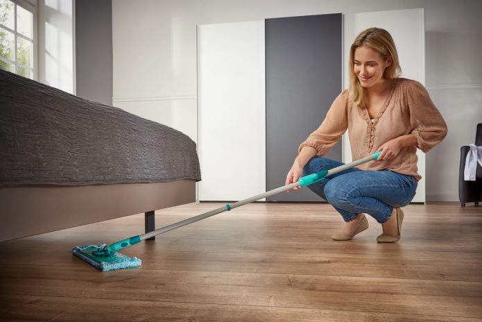 Fille vadrouille le sol