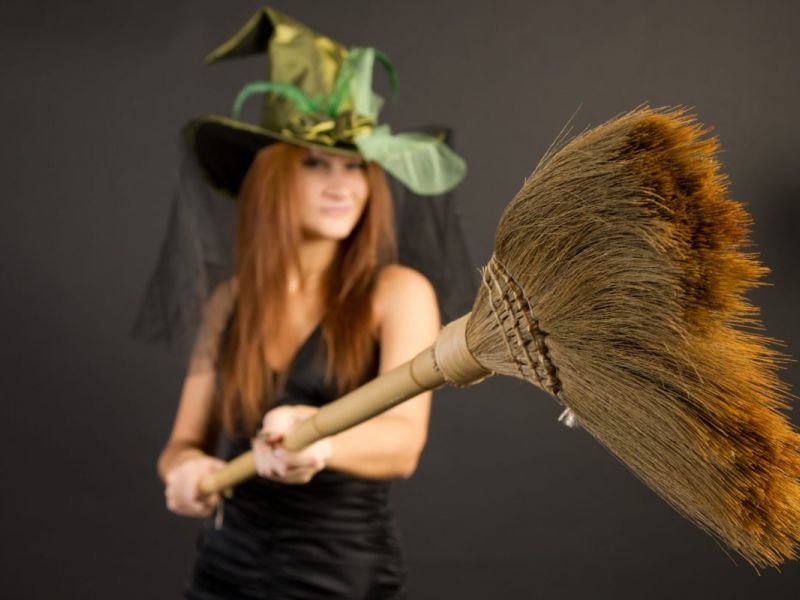 Pourquoi vous ne pouvez pas balayer et laver le sol le soir: signes