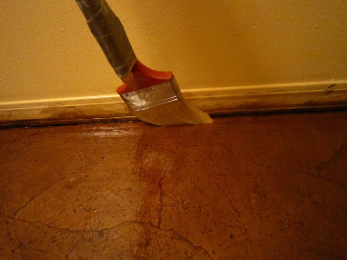 Vernissage d'un sol en papier