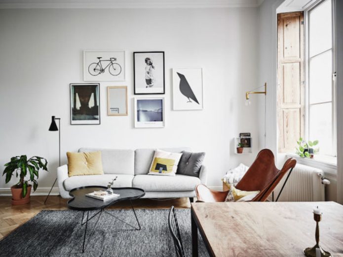 comment accrocher des photos dans le salon