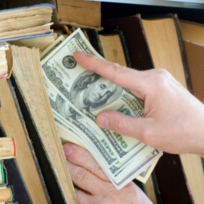 Des billets de 100 dollars sont cachés dans un livre