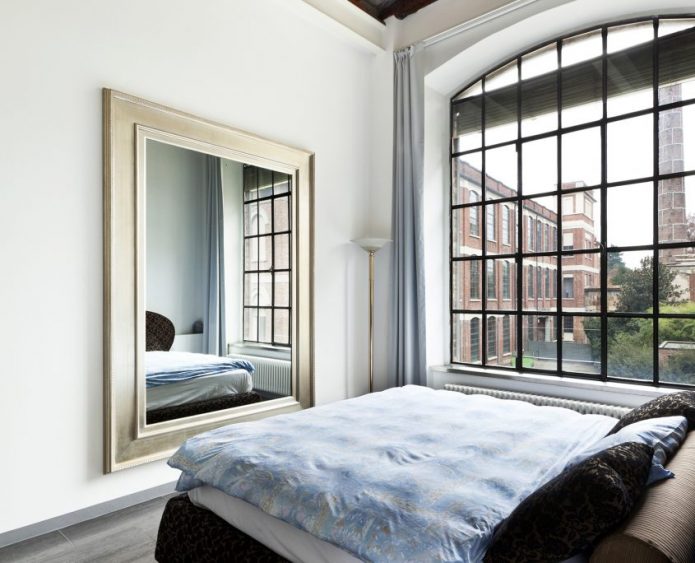 Miroir en face du lit