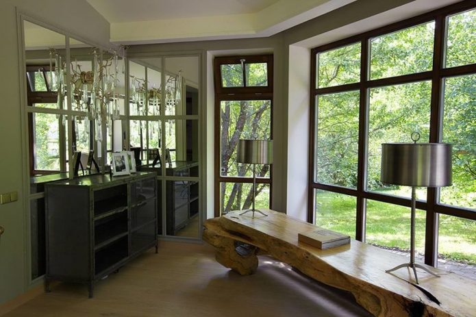 Miroirs en face des fenêtres et des portes