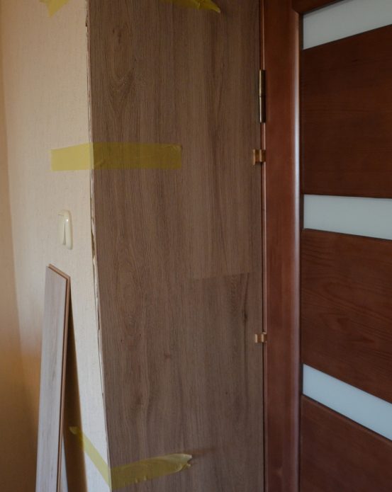 Le stratifié est attaché avec du ruban adhésif