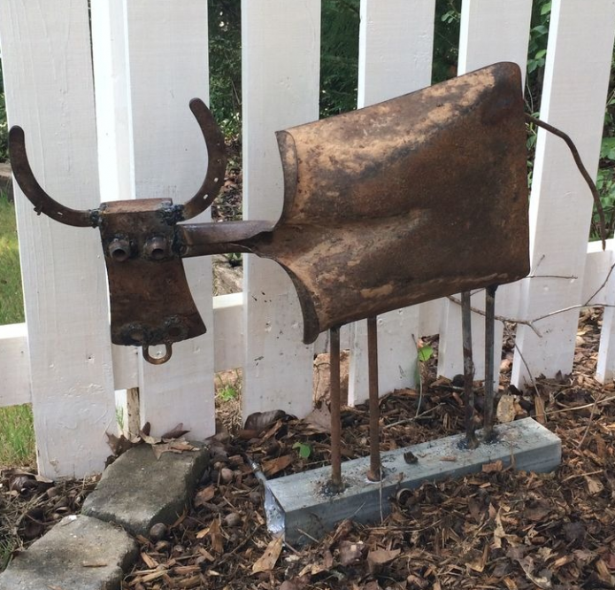 Figure en métal à la clôture