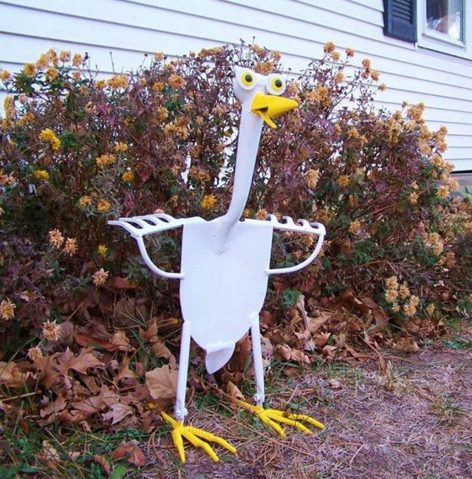 Figurine d'oie d'une vieille pelle