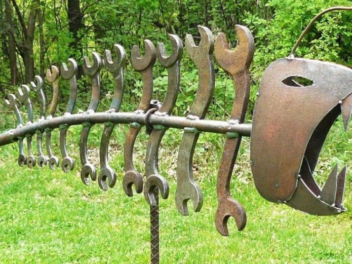 Figurine de ferraille et vieilles clés