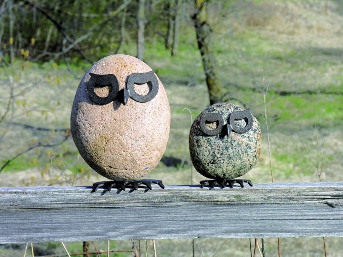 Des figurines petites mais efficaces en métal et en pierres