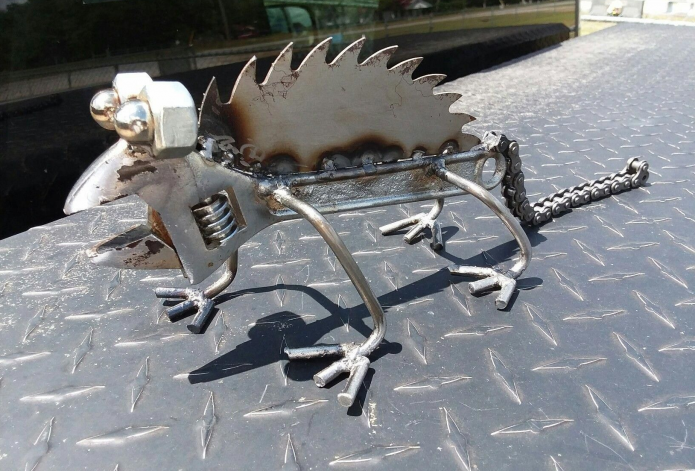 Figure colorée de vieux outils