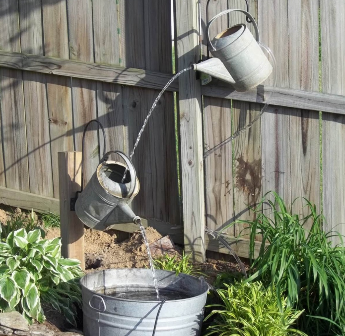 Cascade décorative des arrosoirs