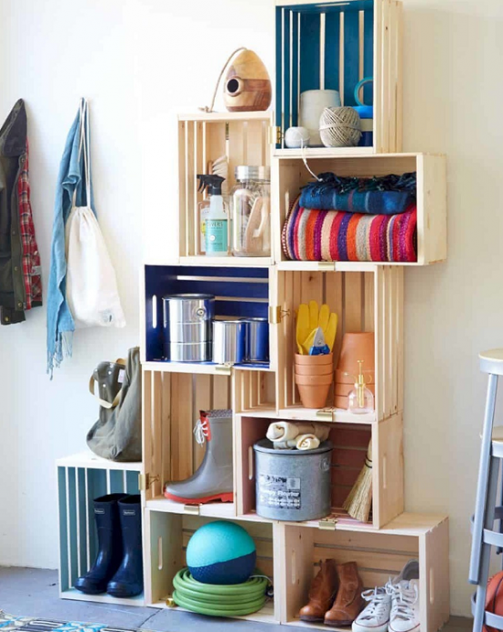 Rayonnage pratique dans le couloir