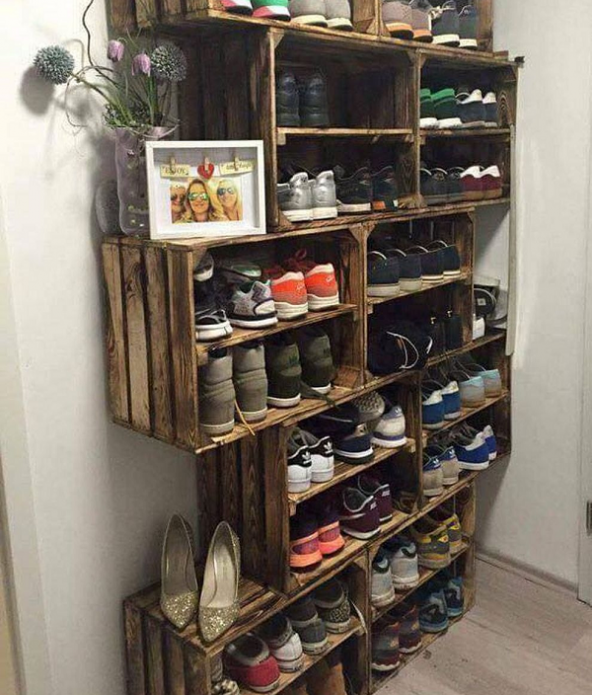 Rayonnage pratique dans le couloir