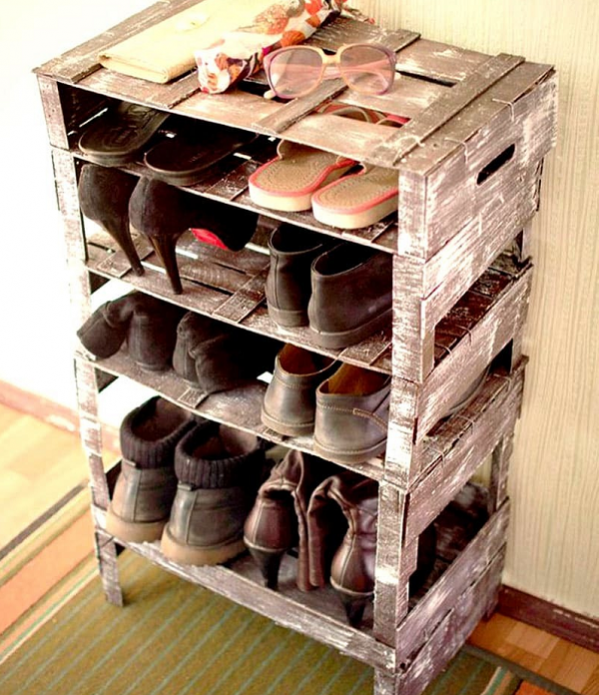 Rayonnage pratique dans le couloir