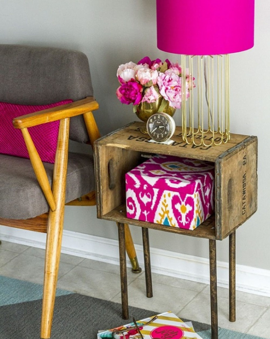 Petite table de chevet pour un vase