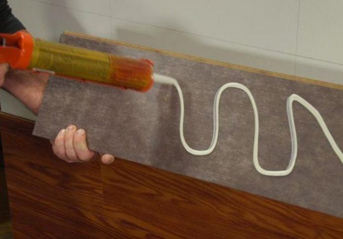 appliquer des ongles liquides sur un stratifié