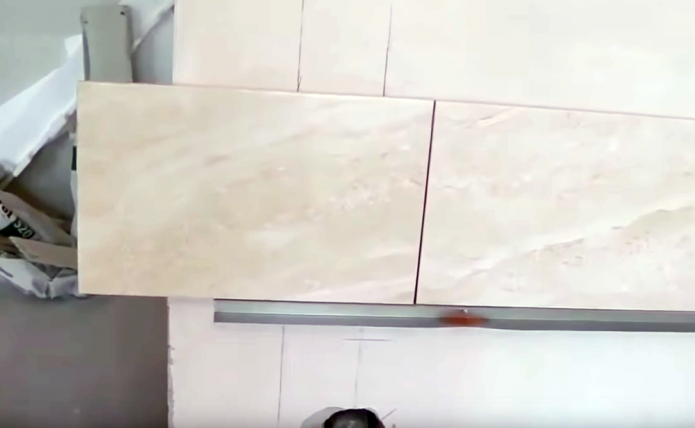 montage d'une tuile de tablier de cuisine