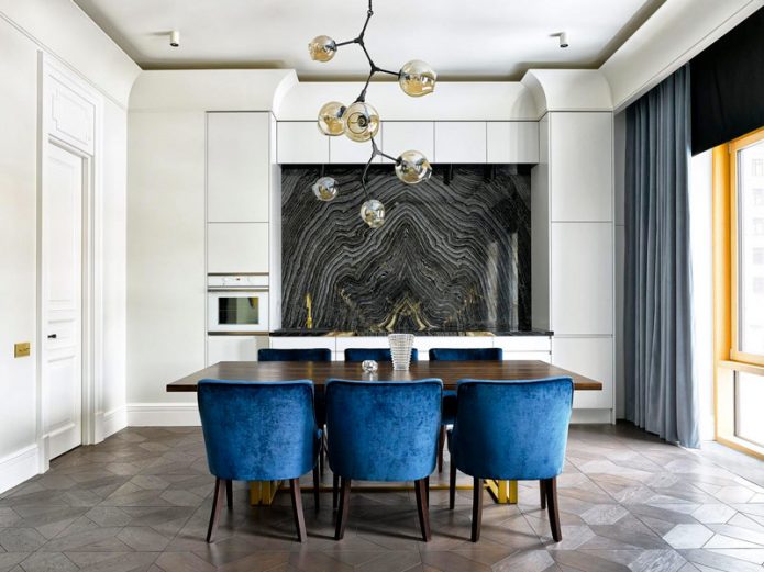 Plaque de marbre dans le tablier d'une cuisine moderne