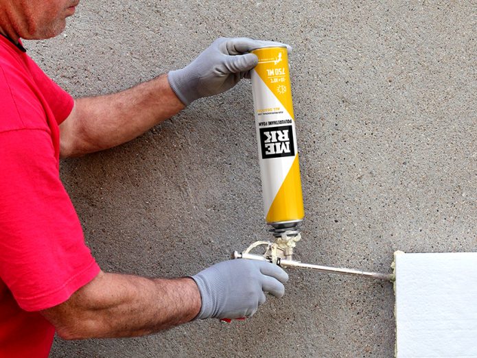 Mousse de pulvérisation avec un pistolet