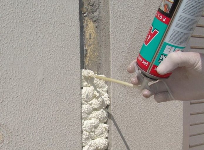 Application de mousse avec un tube