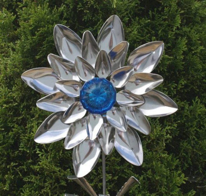 Fleur lumineuse de cuillères dans le pays