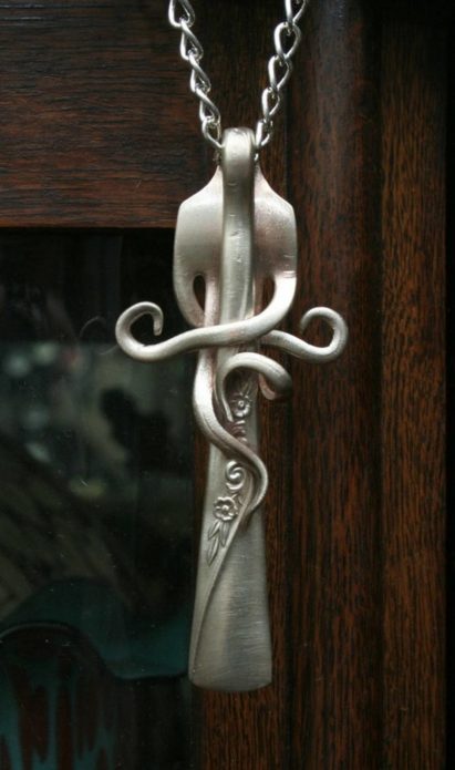 Magnifique pendentif fait d'une fourchette