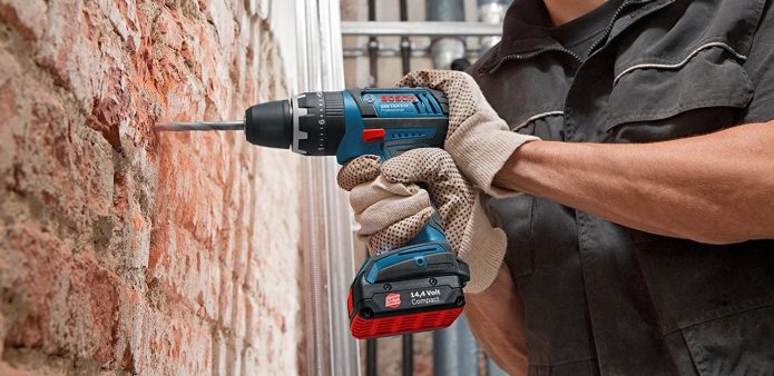 Perçage de mur de brique