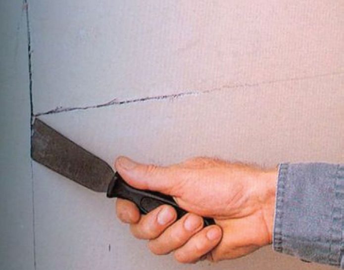 Préparer un mur pour réparer une fissure