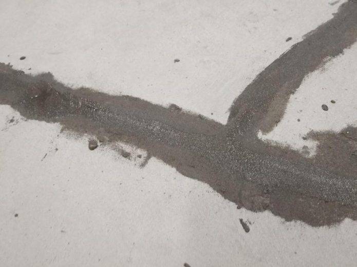 Fissure traitée dans le béton