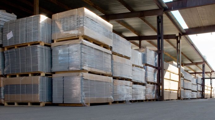 Stockage de cloisons sèches sous un auvent