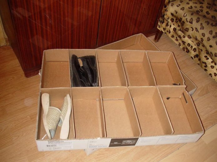 Boîte pour ranger les chaussures dans une boîte en carton
