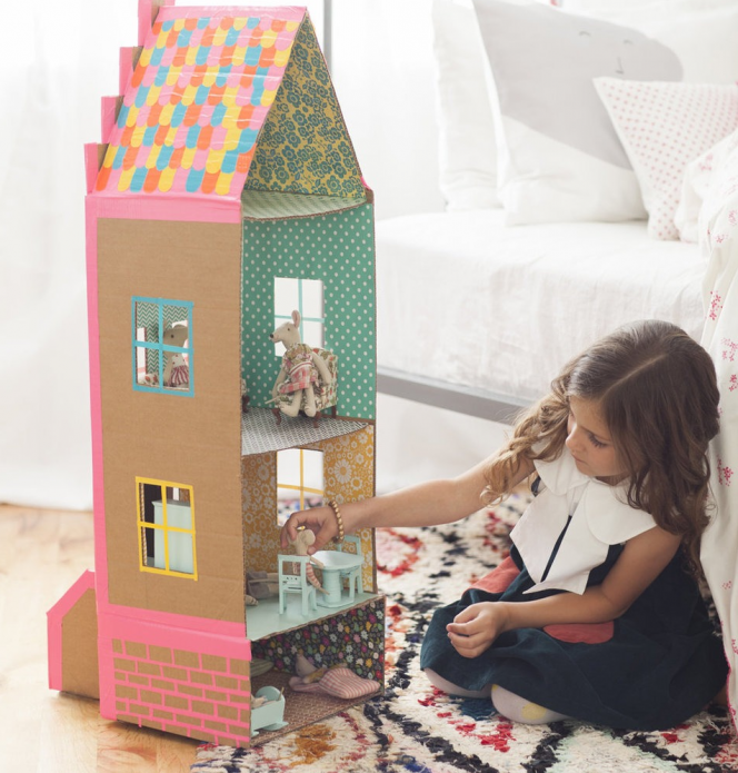 Maison de poupée prête à l'emploi