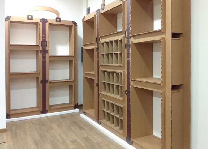 Porte-armoire fait de boîtes en carton